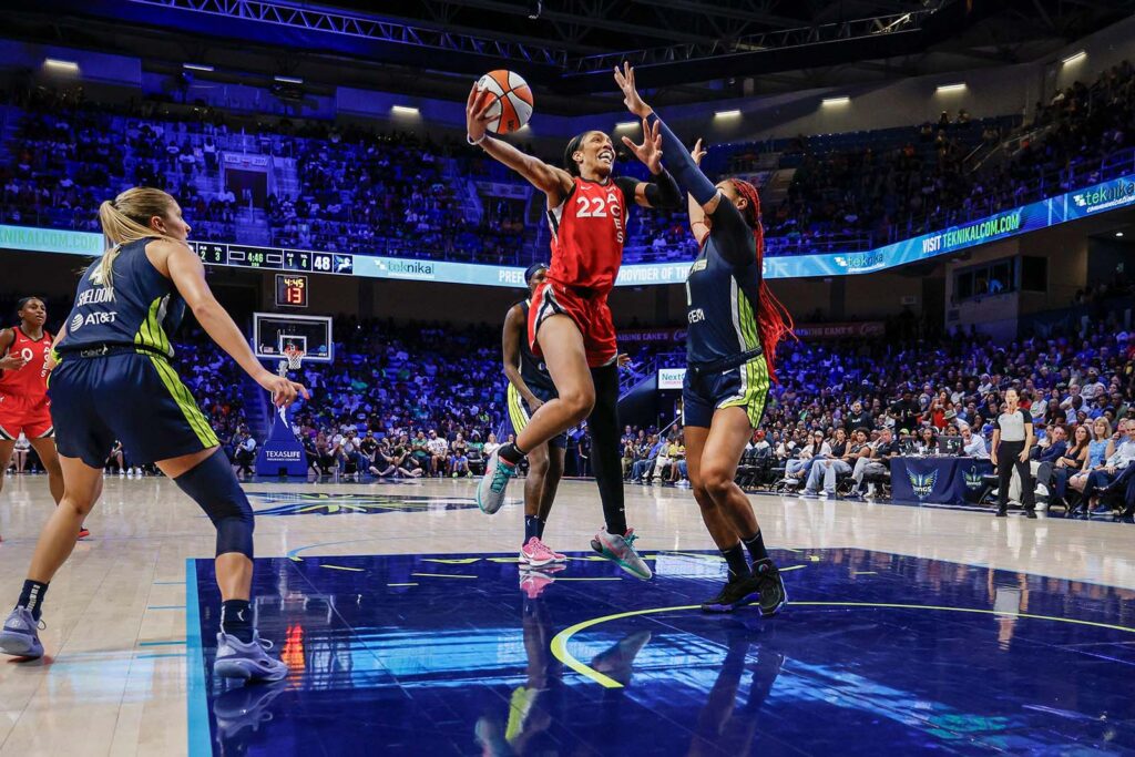 A’ja Wilson pyrkii korille Las Vegas Acesin ja Dallas Wingsin välisessä ottelussa elokuussa 2024. Kuva: Mark Fann/ZUMA Press Wire