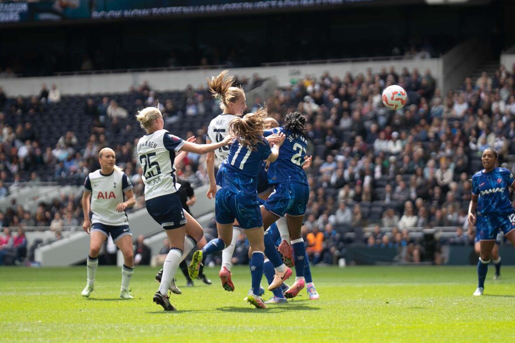 Eveliina Summanen (toisena vasemmalla, 25) ja muita Tottenham- sekä Chelsea-pelaajia pallontavoittelutilanteessa Tottenham Hotspur Stadiumilla toukokuussa 2025. Kuva: Nina Farooqi/Alamy Live News
