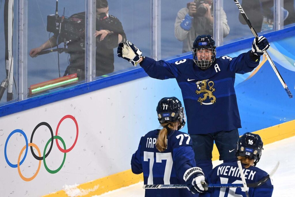 Michelle Karvinen juhli Suomen maalia edellisissä olympialaisissa. Naisleijonat palasivat Pekingistä pronssimitalit kaulassaan. Kuva: Li He/Xinhua/Alamy Live News