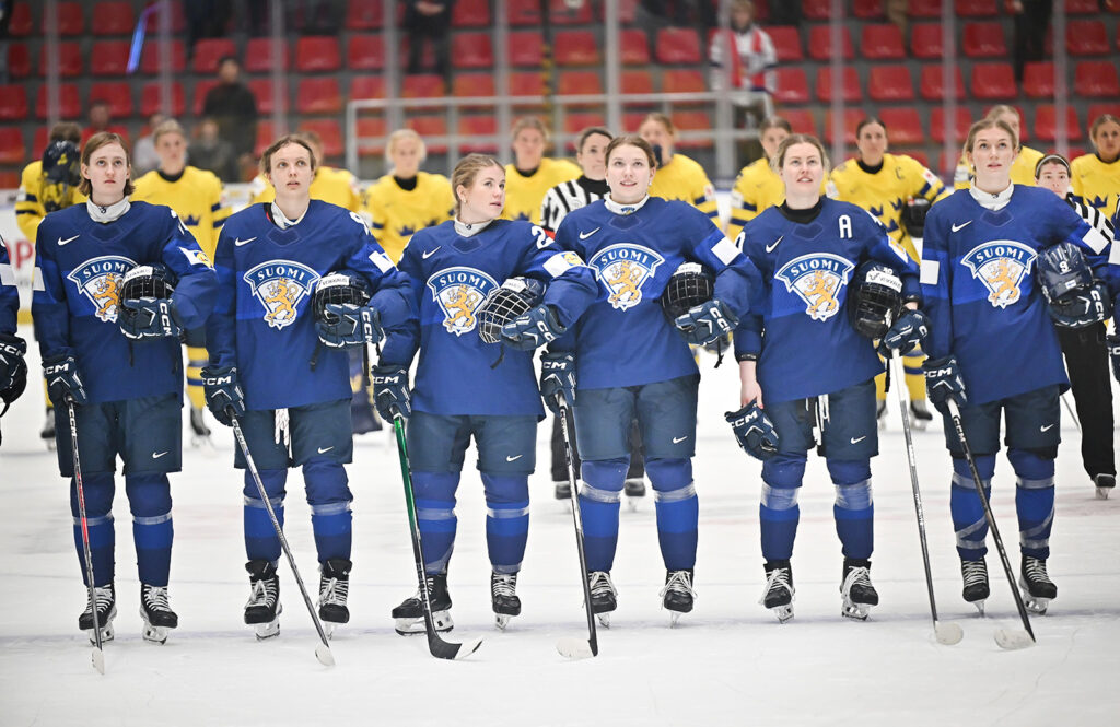 Suomen ja Ruotsin pelaajia 2025 MM-kisoissa ottelun alla. Kuva: Lubos Pavlicek/CTK Photo/Alamy Live News