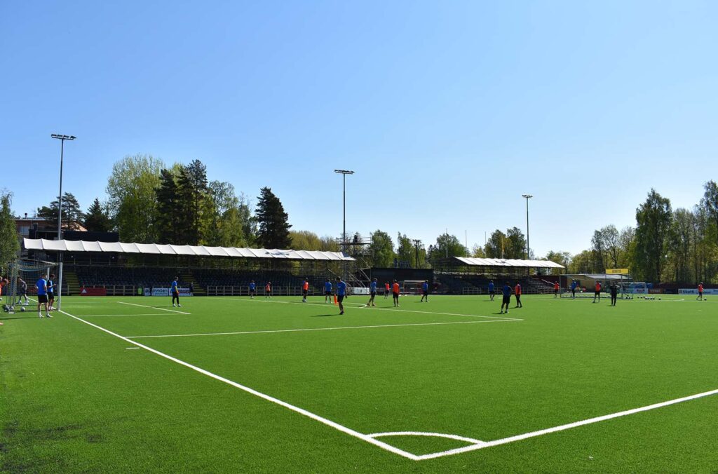 PK-35 Helsingin naiset pelasivat viimeisellä kaudellaan ottelunsa Oulunkylän jalkapallostadionilla. Kuvassa näkymä Aurinkokatsomosta. Kuva: Kuva: Peltimikko / Wikimedia Commons, CC BY 4.0