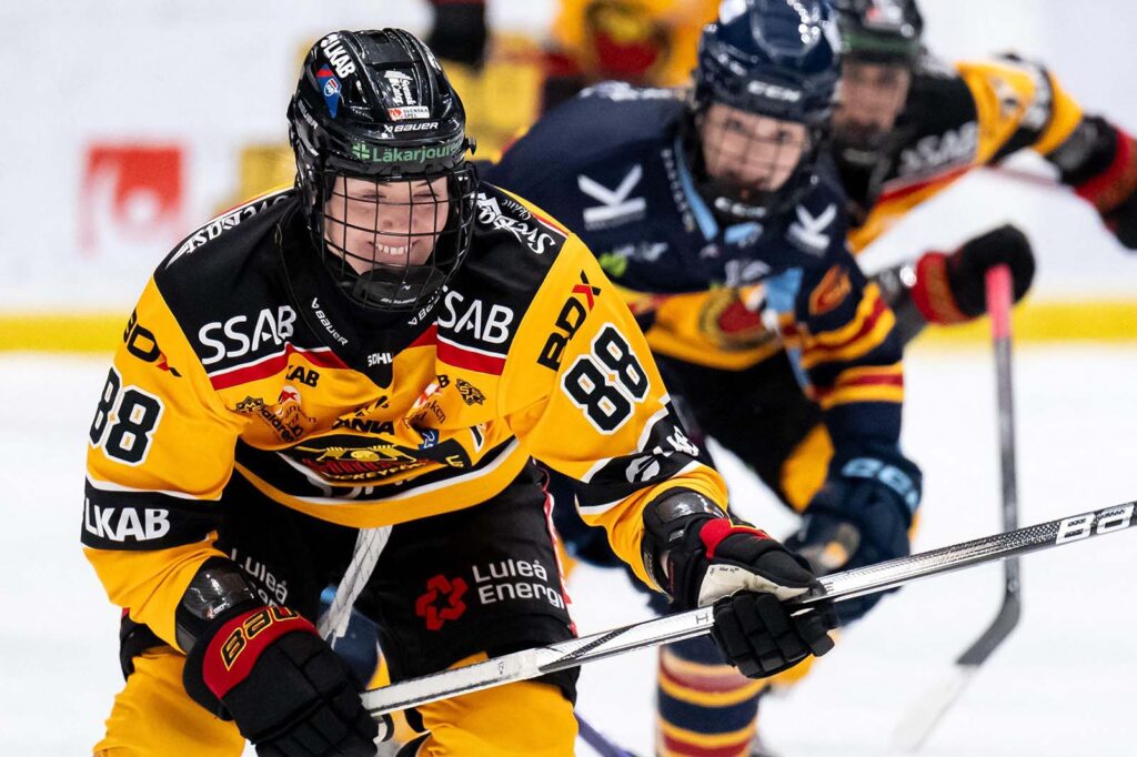 Luulajaa edustava puolustaja Ronja Savolainen kuuluu maailman huippuihin pelipaikallaan. Kuva: Johan Dali/ZUMA Press Wire