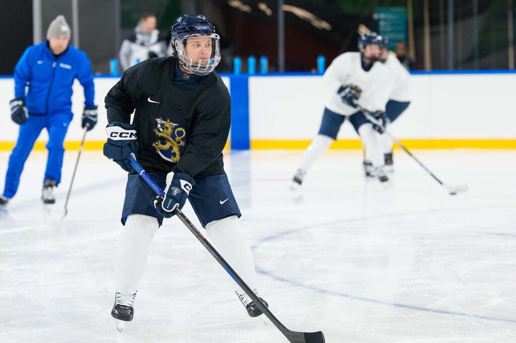 Naisleijonien Jenni Hiirikoski kuuluu maailman arvostetuimpien puolustajien joukkoon. Kuva: Mika Kylm&auml;niemi / AOP