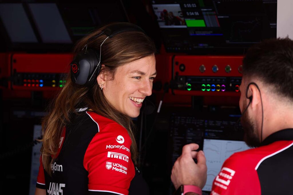 Haas F1 -tallin kisainsin&ouml;&ouml;ri Laura Mueller Emilia-Romagnan GP:ss&auml; Imolassa toukokuussa 2025. Mueller teki historiaa Formula 1:n ensimm&auml;isen&auml; naiskisainsin&ouml;&ouml;rin&auml;. Kuva: DPPI Media/Alamy Live News / All Over Press