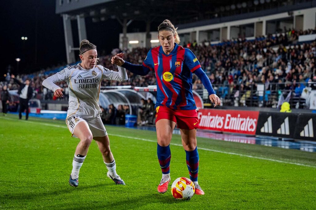 Alexia Putellas (oik.) kuljettaa palloa Eva Navarron pr&auml;ssiss&auml; Copa de la Reinan puoliv&auml;lier&auml;ss&auml;, kun FC Barcelona kohtasi Real Madridin Estadio Alfredo Di St&eacute;fanolla Madridissa 5. helmikuuta 2026. Kuva: imago sport / All Over Press