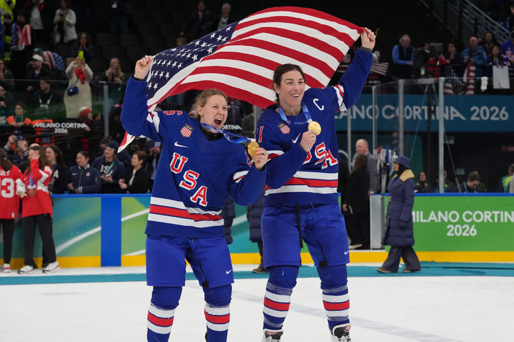 Hilary Knight ja Kendall Coyne juhlivat olympiakultaa Yhdysvaltain lipun alla Milano-Cortinan kisoissa. Kuva: Amber Searls-Imagn Images / All Over Press