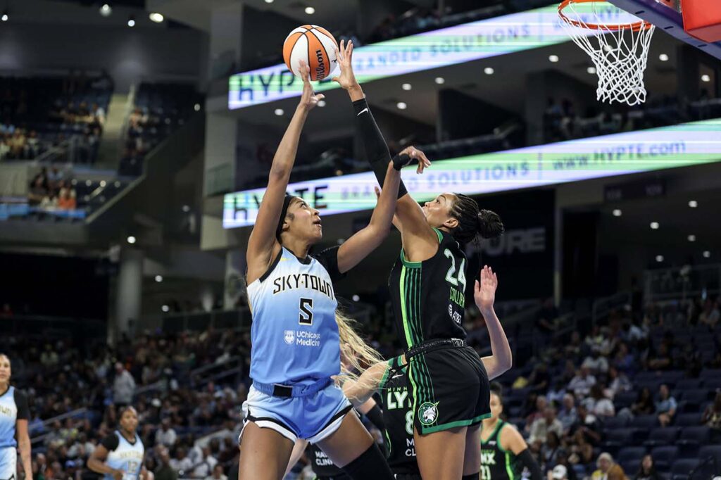 Angel Reese (vas.) on yksi WNBA:n nuorista t&auml;hdist&auml;. Ty&ouml;ehtosopimusneuvottelujen pattitilanne voi vaikuttaa suoraan my&ouml;s liigan huippupelaajien tuleviin palkkoihin ja sopimuksiin. Kuva: Shaina Benhiyoun SPP / All Over Press