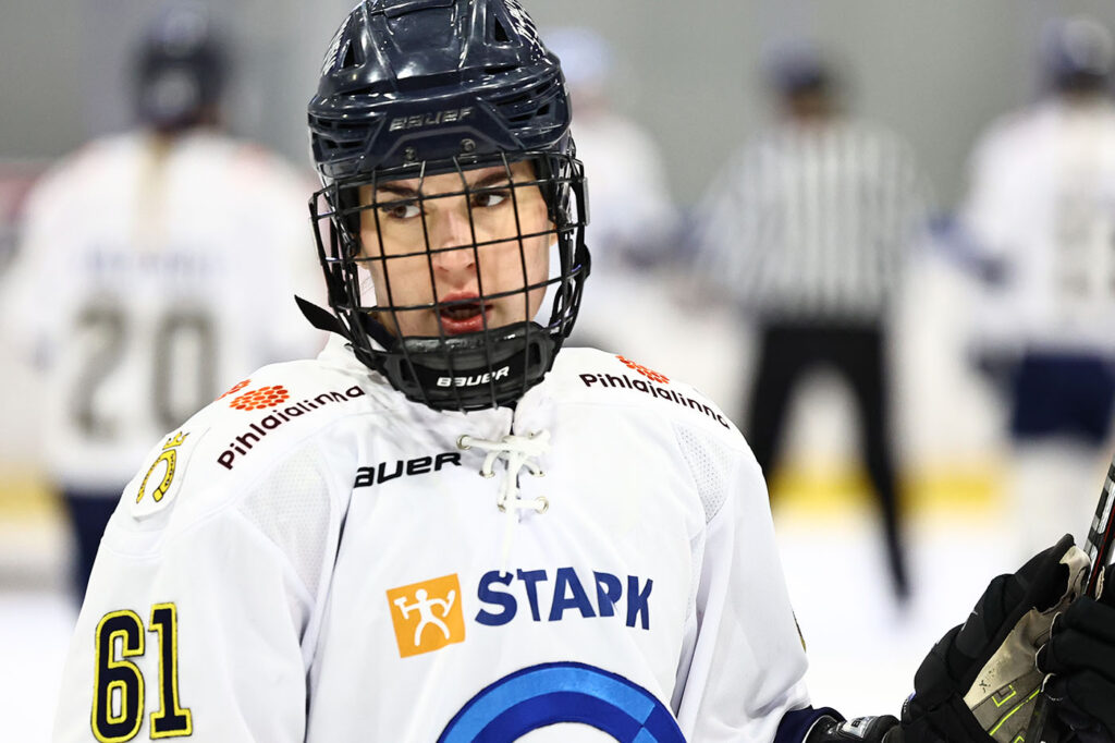 Kiekko-Espoon Emma Nuutinen voitti runkosarjan pistep&ouml;rssin ja otti heti puoliv&auml;lieriss&auml; tukevan johdon my&ouml;s pudotuspelien pistejohdosta. Kuva: Tomi Natri / All Over Press