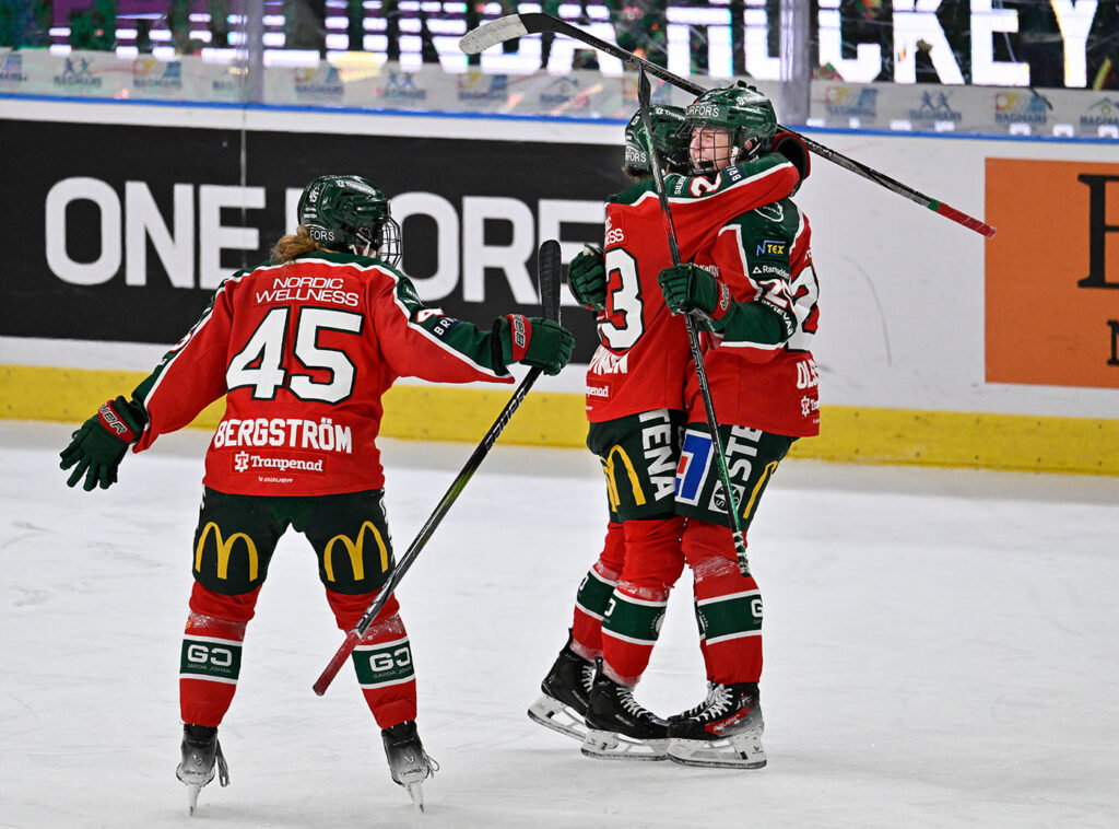 Fr&ouml;lundan Elisa Holopainen ja Hanna Olsson juhlivat maalia viime kev&auml;&auml;n SDHL-finaaleissa. Holopainen ja useat muut suomalaispelaajat ovat j&auml;lleen keskeisess&auml; roolissa my&ouml;s t&auml;m&auml;n kev&auml;&auml;n finaalisarjassa. Kuva: Tommy Holl Stella Pictures / AOP