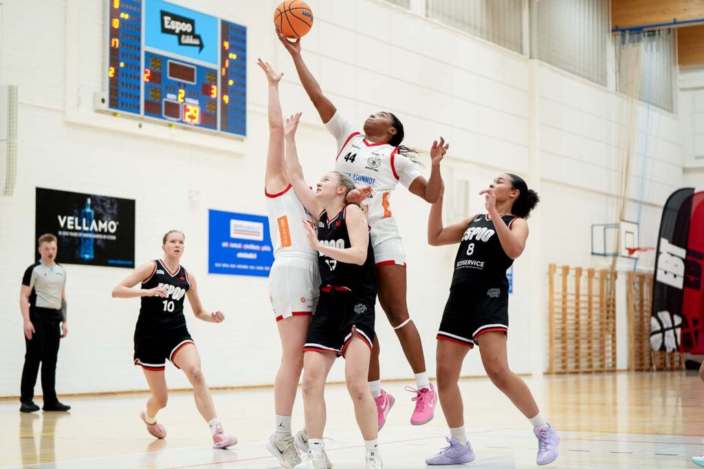 Naisten Korisliigan runkosarja huipentuu t&auml;n&auml;&auml;n &ndash; pian alkaa my&ouml;s pudotuspelikev&auml;t. Kuvassa Espoo Basket Teamin Nicole Ogun ja Kouvottarien Raiana Brown kamppailevat pallosta marraskuun ottelussa Espoossa. Kuva: Tiia Mahkonen / All Over Press