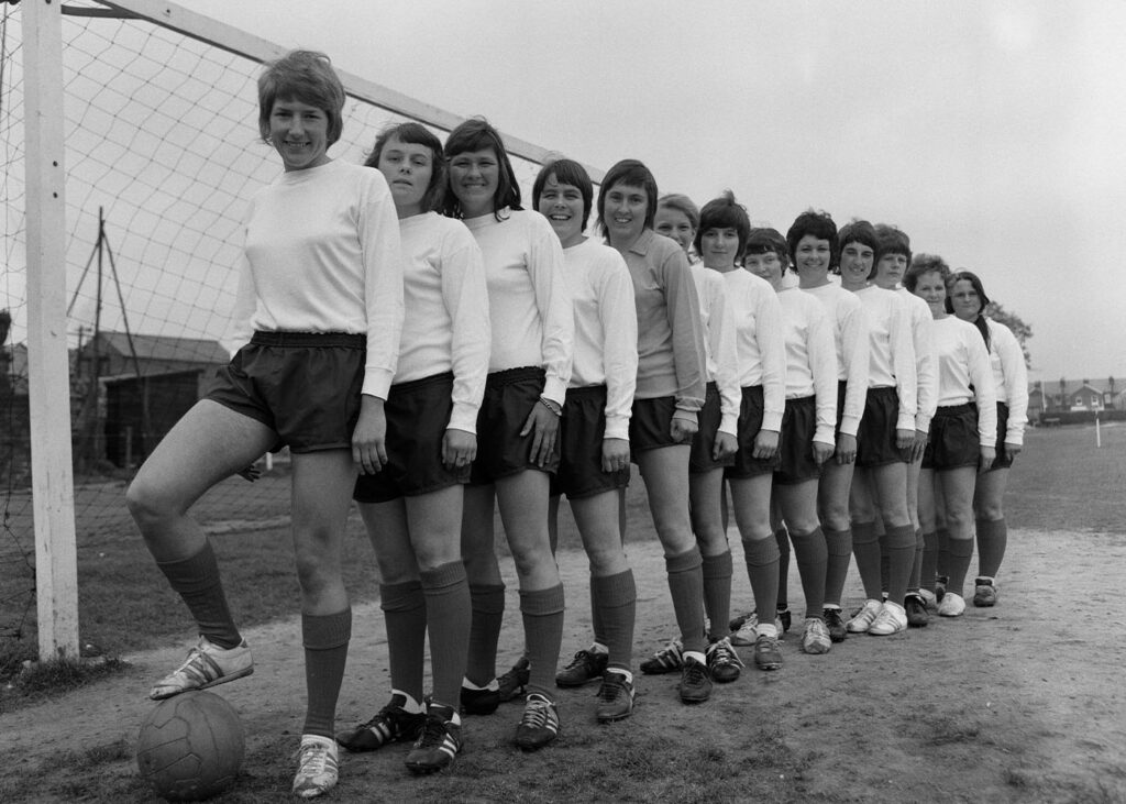 Lynda Hale (kolmas vasemmalta) Southamptonin joukkueessa ennen t&auml;rke&auml;&auml; ottelua toukokuussa 1971. Kuva n&auml;ytt&auml;&auml; aikakauden, jolloin naisjalkapallo oli viel&auml; pitk&auml;lti amat&ouml;&ouml;ripohjaista. Kuva: Alamy / All Over Press