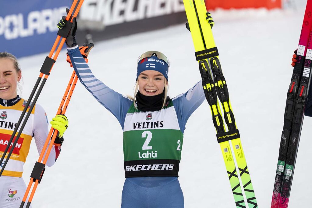 Minja Korhonen juhli uransa ensimm&auml;ist&auml; yhdistetyn maailmancupin osakilpailuvoittoa Lahden Salpaussel&auml;ll&auml; 6. maaliskuuta 2026. Kuva: EPA/Jussi Eskola / AOP