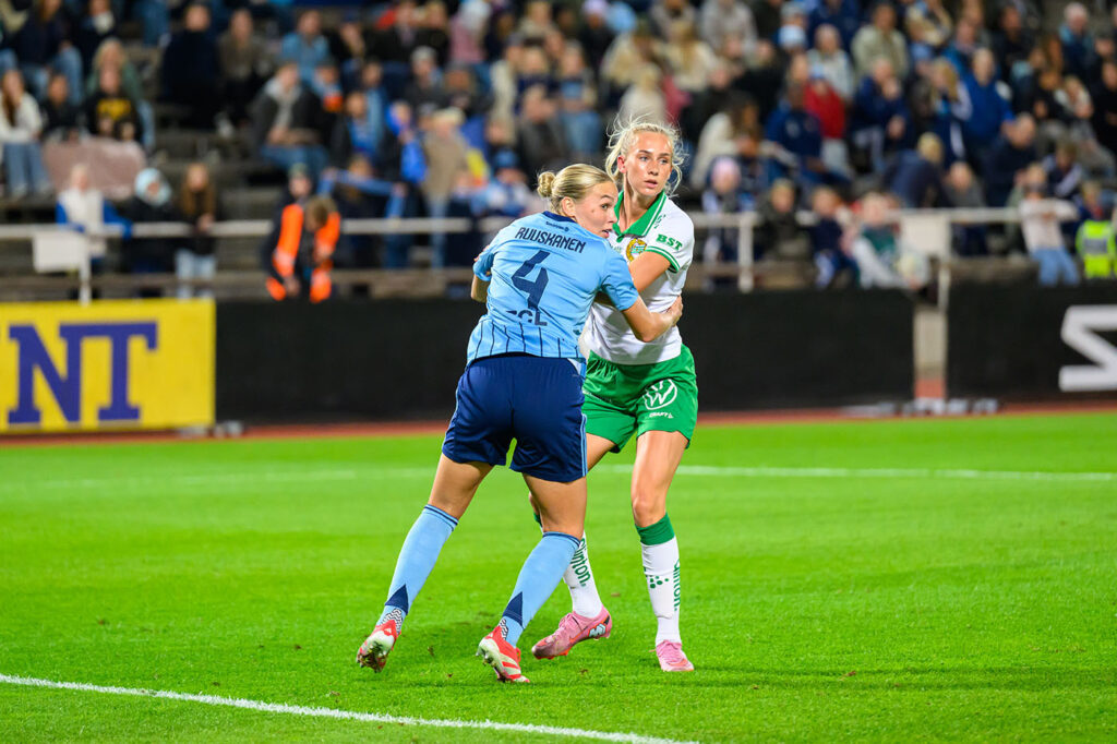 Djurg&aring;rdenin ja Hammarbyn derby on yksi Damallsvenskanin suurimmista otteluista. Suomalaispelaajia n&auml;hd&auml;&auml;n t&auml;ll&auml; kaudella molemmissa joukkueissa (kuvassa selin Djurg&aring;rdenin Nanne Ruuskanen). Kuva: ENRIC WAUGE / Swedish Press Agency